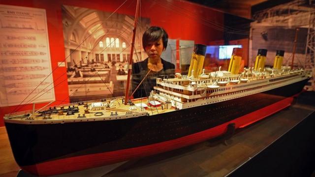 Mujer visita una exposición sobre el Titanic en 2012.