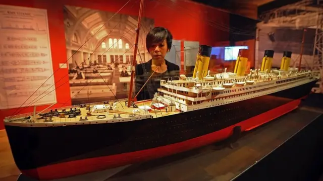 Une femme visite une exposition sur le Titanic en 2012.