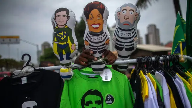 Camisetasroyale casino onlineBolsonaro e bonecos infláveisroyale casino onlineum 'super-heroi' Sergio Moro, eroyale casino onlineDilma e Lula presidiários,royale casino onlinefrente ao condomínio onde vive o futuro presidente, no Rio