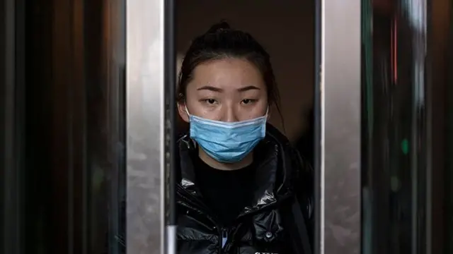 கொரோனா வைரஸ்: மரண அச்சத்திற்கு இடையே லாபம் கொழிக்கும் நிறுவனங்கள் - சில தகவல்கள்