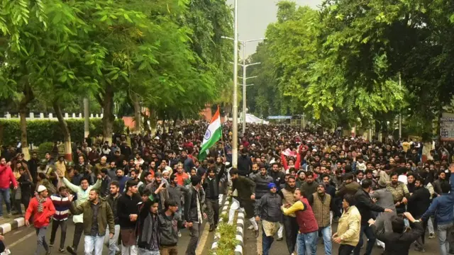 વિરોધ કરતાં લોકો