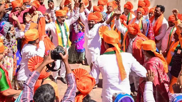 संत सेवालाल महाराज की जयंती मनाते तेलंगाना बीजेपी के अध्यक्ष संजय कुमार और अन्य लोग