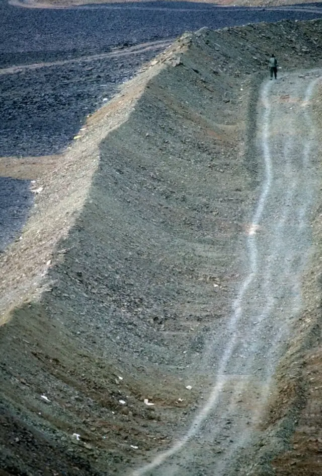 मोरक्को ने रेत की दीवारें बना दी हैं