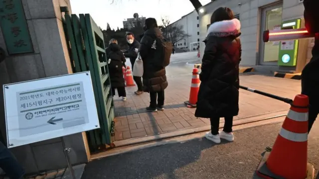 서울시는 전날 수능 날 시험장 앞 응원 행사를 금지했다