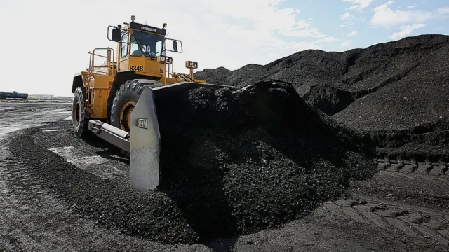 Бульдозер в угольном карьере в штате Юта