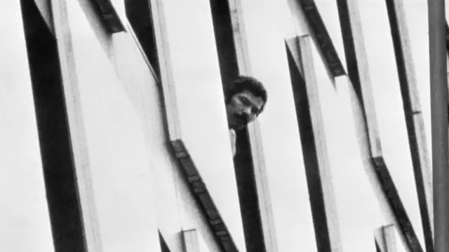 ओपेक की इमारत से झांकता एक बंधक