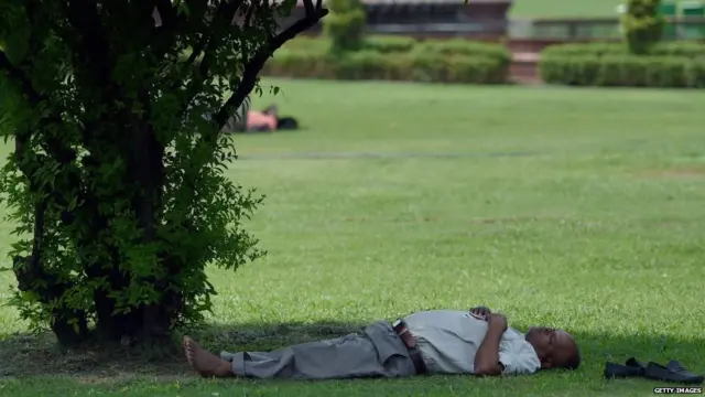 ਪਾਰਕ ਵਿੱਚ ਸੁੱਤਾ ਵਿਅਕਤੀ