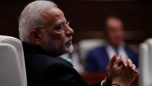 பண மதிப்பிழப்பு: 'ஒரு தரைவிரிப்பு குண்டுவீச்சு'