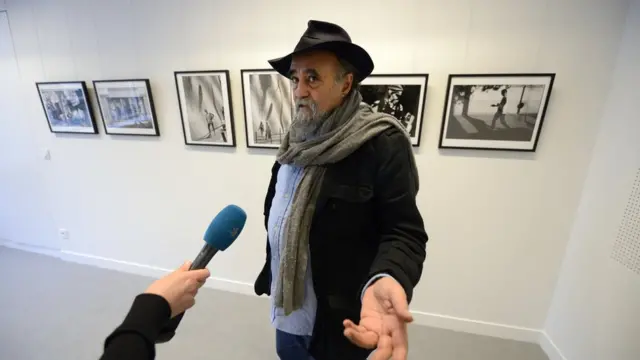 নিজের ছবির এক প্রদর্শনীতে সাংবাদিকদের সঙ্গে কথা বলছেন আব্বাস