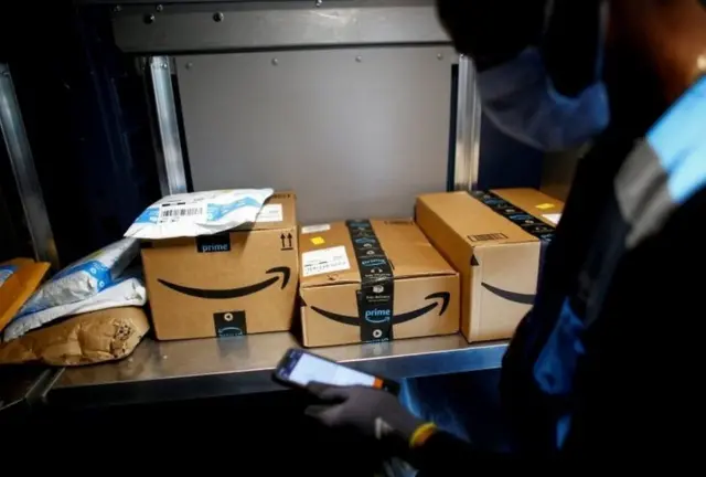 உலகப் பணக்காரருக்கும் இந்தியப் பணக்காரருக்கும் இடையே சிக்கி சிதையும் பிக் பஜார்