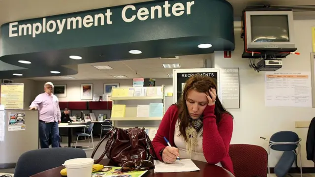 La capacidad para obtener y conservar el empleo es uno de los factores que las autoridades van a tomar en consideración.