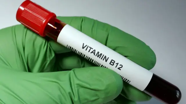 Tubo con la leyenda vitamina B12.