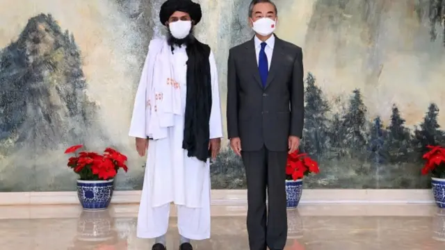 वांग यी के साथ मुल्ला अब्दुल ग़नी बरादर