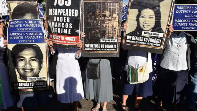 ফার্দিনান্দ মার্কোস সিনিয়রকে ম্যানিলায় গোপন অনুষ্ঠানে সমাহিত করায় ক্ষুব্ধ ফিলিপিনোদের প্রতিবাদ