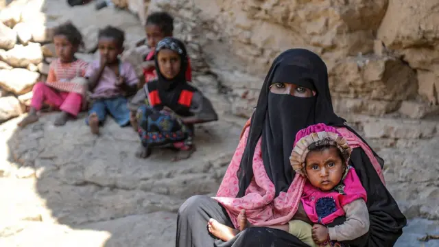 ইয়েমেনের পশ্চিম উপকন্ঠে তায়েজে দরিদ্র এক বাস্তুচ্যুত পরিবার আশ্রয় নিয়েছে এক গুহায় - ২রা ডিসেম্বর ২০২০