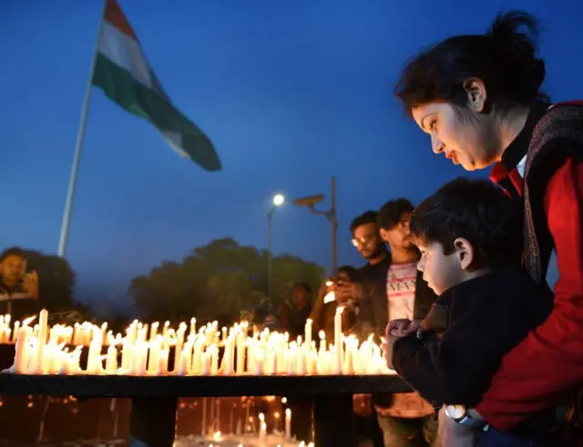 భారత జవాన్లకు నివాళి అర్పిస్తున్న దృశ్యం