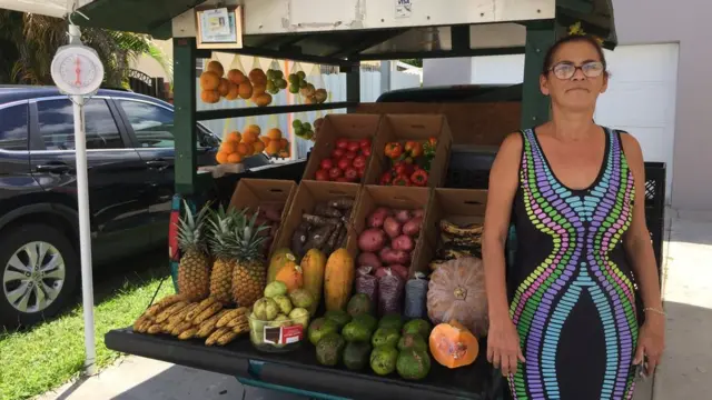 Oneida y su camioneta de frutas.