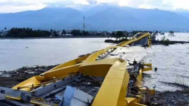 પાલુ શહેરમાં પોનૂલેલે પુલ ધરાશાયી