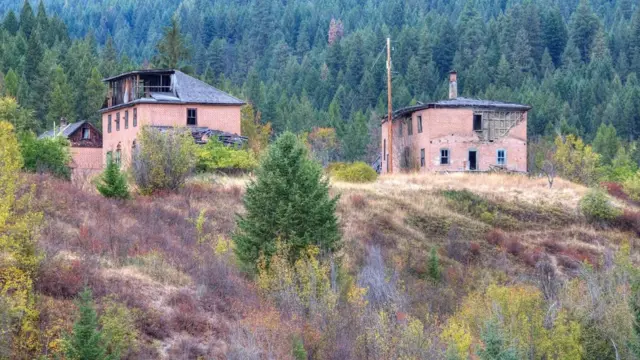 Doukhobor pernah berkembang pesat di belasan desa agraris di Kanada, beberapa di antaranya sekarang hancur.