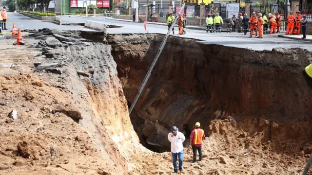 socavón en la avenida de Villa Nueva