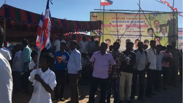 ரஜினி வருகையை ஒட்டி வழிநெடுக பேனர்கள்; வாகன நெரிசல்