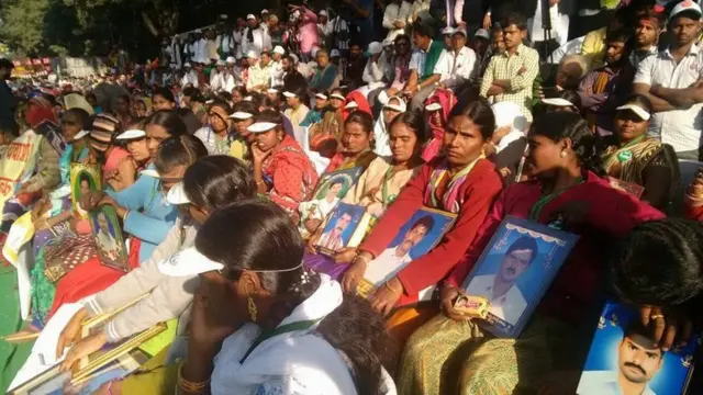 తెలుగు రాష్ట్రాల్లో ఆత్మహత్య చేసుకున్న రైతుల భార్యలు గతంలో దిల్లీలో చేసిన ఆందోళన