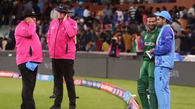 আম্পায়ারদের সাথে বাংলাদেশ ও ভারতের অধিনায়ক