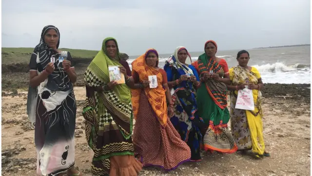 டியூவில் உள்ள பெண்கள் எல்லோராலும் கைவிடப்பட்டதாக உணர்கிறார்கள் . இடது பக்கத்திலிருந்து இரண்டாவதாக சாந்தா கோலிபடேல்.