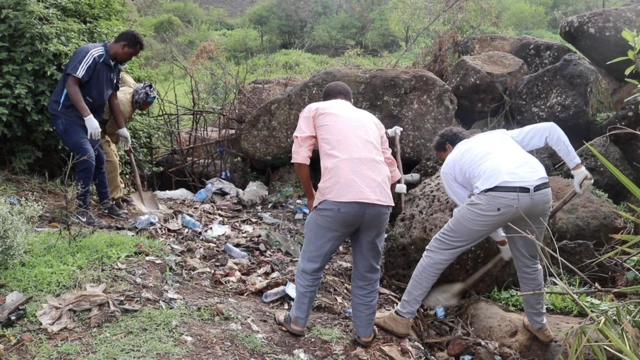 የባህር ዳር ከተማ ወጣቶች ከተማቸውን እያጸዱ