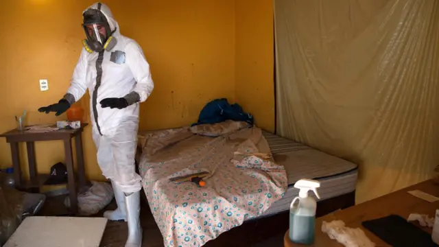 Donovan Tavera limpia una escena del crimen.