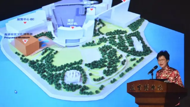 林郑月娥（右）在北京故宫博物院签字仪式上讲话（香港政府新闻处发放图片23/12/2016）