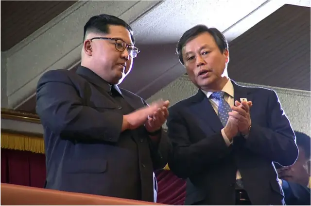 한국 공연 관람하는 북한 김정은 위원장(왼쪽)과 한국 도종환 문제부 장관