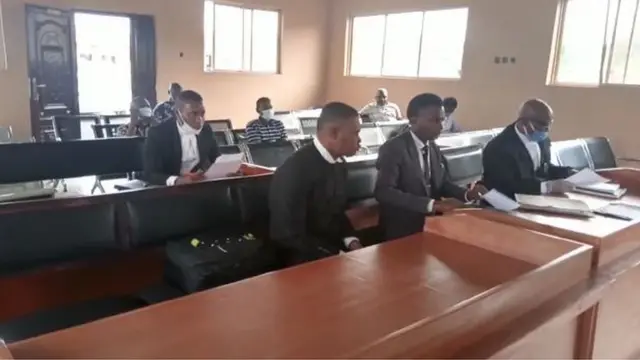 Awọn oṣiṣẹ joko ni ile ẹjọ kan ni ilu Akurẹ