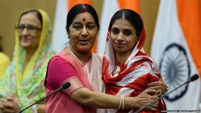 माजी परराष्ट्र मंत्री सुषमा स्वराज यांच्यासोबत गीता