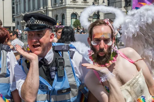 مشارك ورجل شرطة