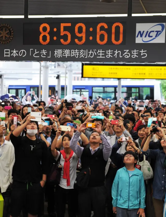 Personas grabando el segundo adicional en sus celulares