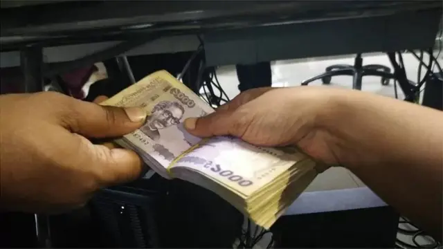 দুদক কর্মকর্তাকে অপসারণের ক্ষেত্রে যে সব অভিযোগ এসেছে, তার তদন্ত চাইছেন দুর্নীতির বিরুদ্ধে আন্দোলনকারীরা।