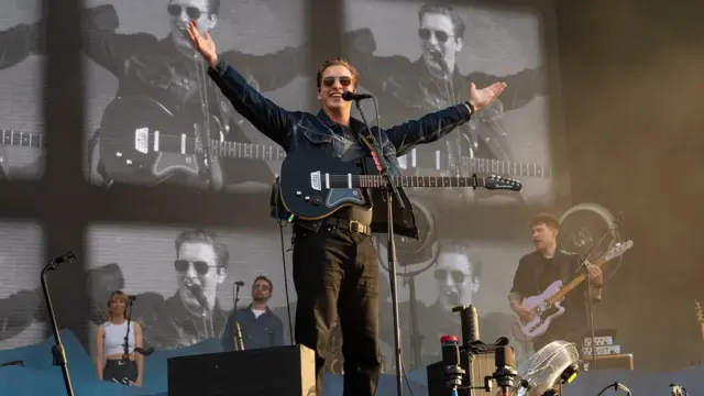 El músico británico George Ezra sobre el escenario.