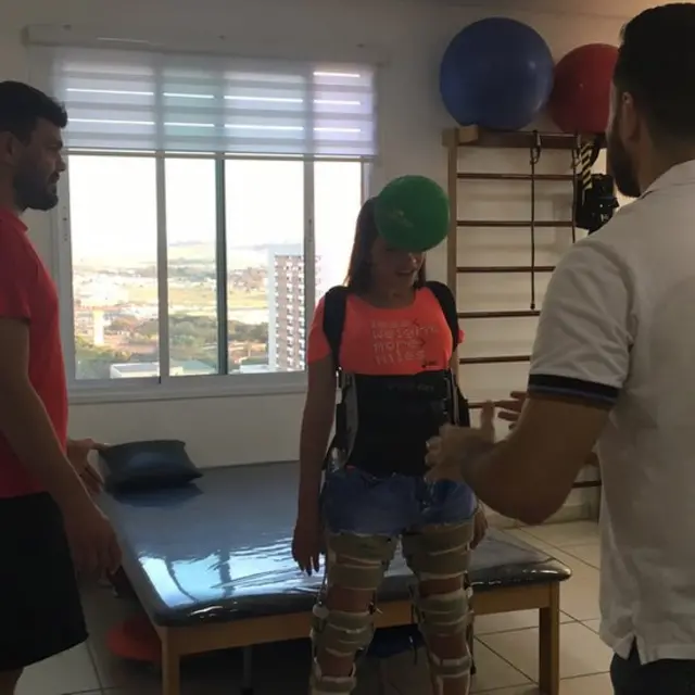 Laís cabeceia a bola no exercício