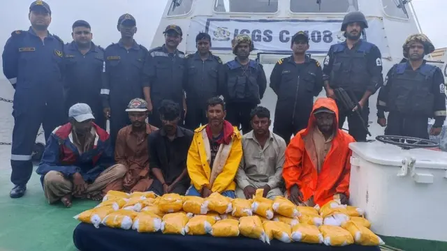 పోలీసులు అదుపులోకి తీసుకున్న పాకిస్తాన్ బోటులోని సిబ్బంది, డ్రగ్స్