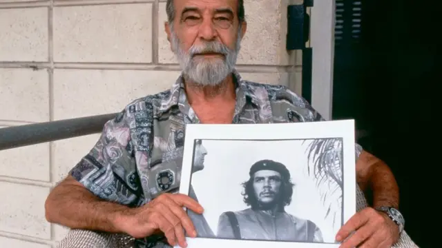 Alberto Korda difoto dengan versi fotonya akan Che Guevara yang belum dipotong.