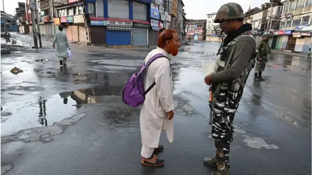 দোকানপাট বন্ধ, পথে পথে সৈনিকদের তল্লাশি, জেরা।