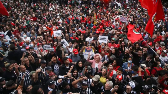 Manifestantes fazem protestoapp betbooSão Paulo contra invasões que ocorreramapp betbooBrasília