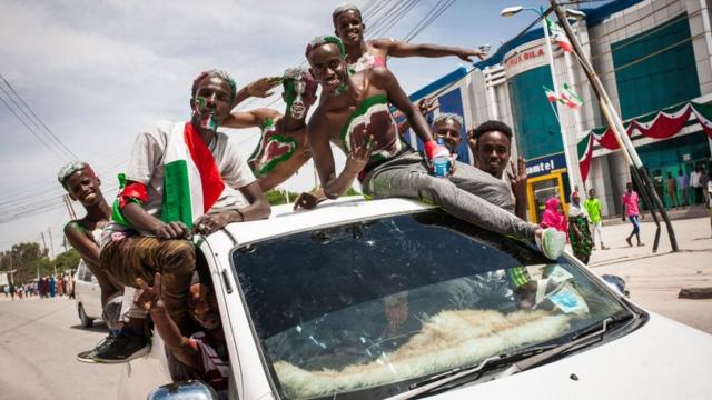 Hombres pintados con los colores de la bandera de Somalilandia en las celebraciones del 27 aniversario de la autodeclarada independencia de Somalilandia.