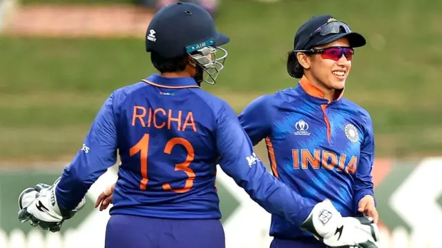 स्मृति मंधाना के साथ ऋचा घोष