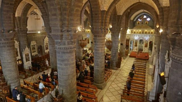 Сирийские католики участвуют в пасхальной мессе в церкви Аль-Зайтун в Дамаске