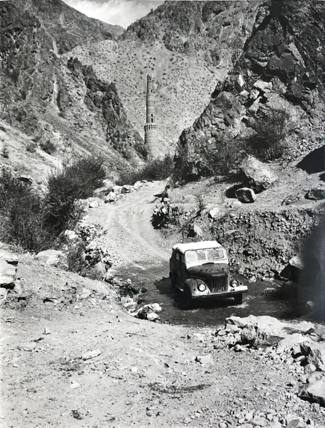 جام څلی د دوو خوړونو ترمنځ پروت دی