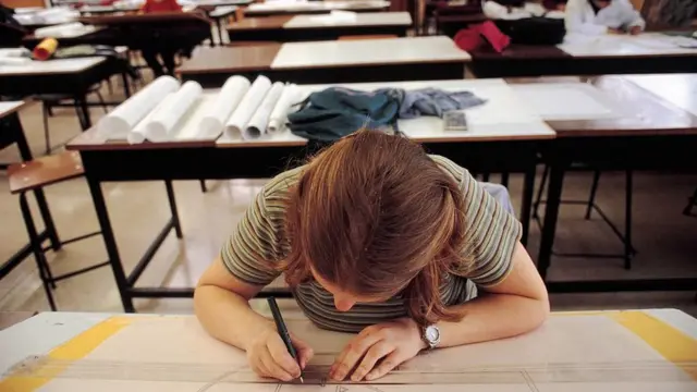 Una niña en un salón de clases