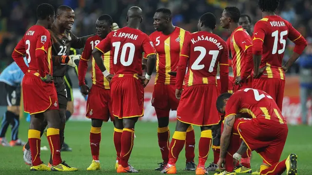 Le gardien de but ghanéen Richard Kingson s'entretient avec ses coéquipiers, lors d'un match des quarts de finale de la Coupe du monde 2010, entre l'Uruguay et le Ghana, à Johannesburg.