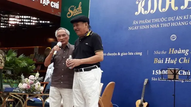 Nhà thơ Hoàng Hưng và nhạc si Trần Tiến trong lễ ra mắt sách